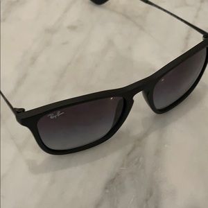 Rayban: Chris Sunglasses comes with case